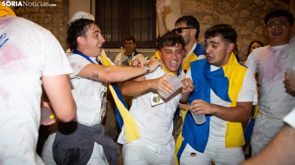 GALERÍA | El color de las peñas recorre las calles de El Burgo