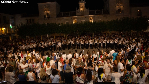 En imágenes: El Burgo baila la Rueda como broche a San Roque