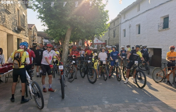 GALERÍA | Inmejorable ambiente, no competitivo, en la Ruta de las Icnitas de Villar del Río