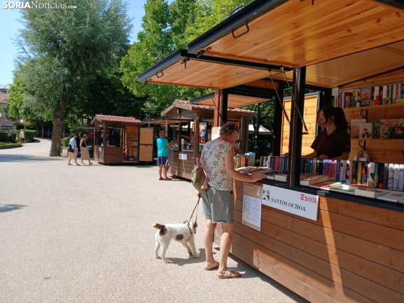 Las casetas de la XVIII Expopoesía abren con gran acogida entre los amantes de la literatura: Puedes encontrar libros de todos los géneros y autores