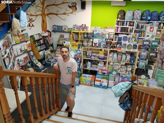 Un libro, material escolar… y la cercanía del comercio local
