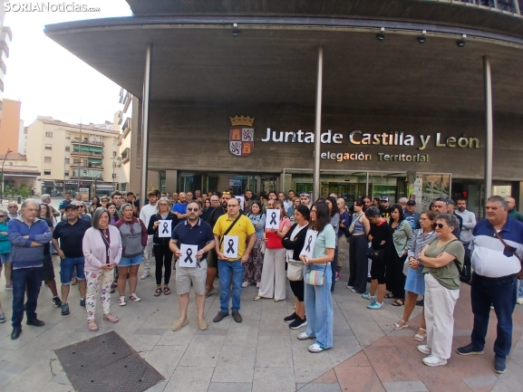 Un centenar de personas se concentran ante la Junta de Castilla y León en memoria de Nacho para exigir mejores medios laborales: Hemos ido 22 y volvemos 21