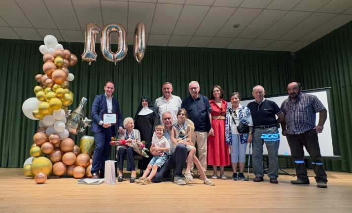 Foto de familia del homenaje. /Dip.