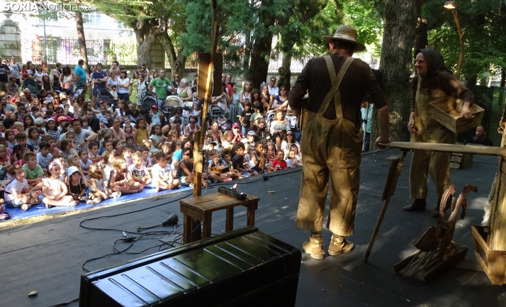 FOTOS | Los m&aacute;s peque&ntilde;os disfrutan del teatro infantil en la Dehesa mientras aprenden con la mor