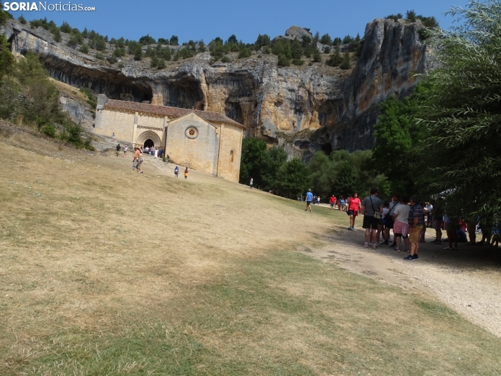 Una imagen de la romería y del entorno del paraje de San Bartolomé, en el cañón del río Lobos. /PC