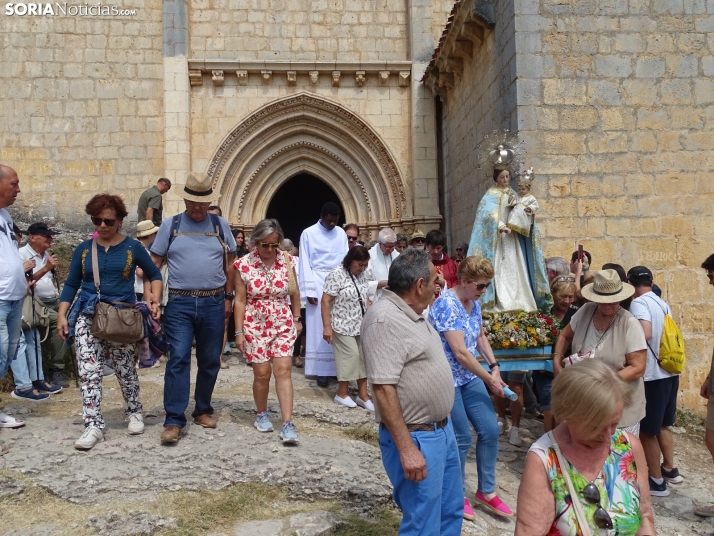 Una imagen de la romería y del entorno del paraje de San Bartolomé, en el cañón del río Lobos. /PC