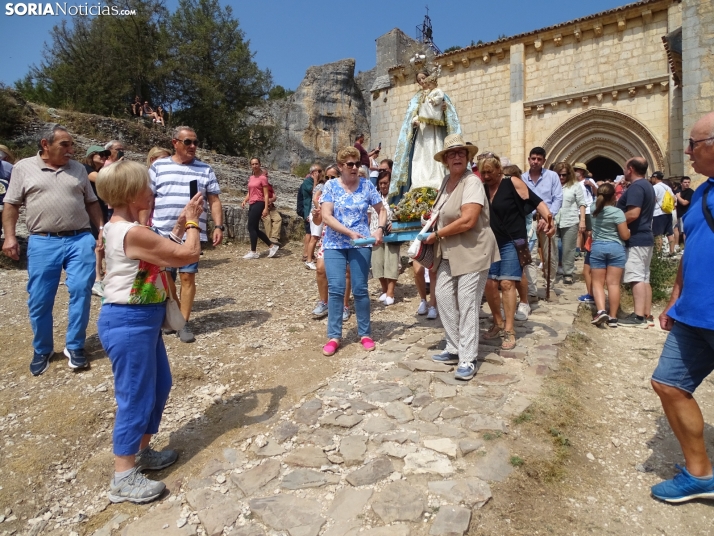 Una imagen de la romería y del entorno del paraje de San Bartolomé, en el cañón del río Lobos. /PC