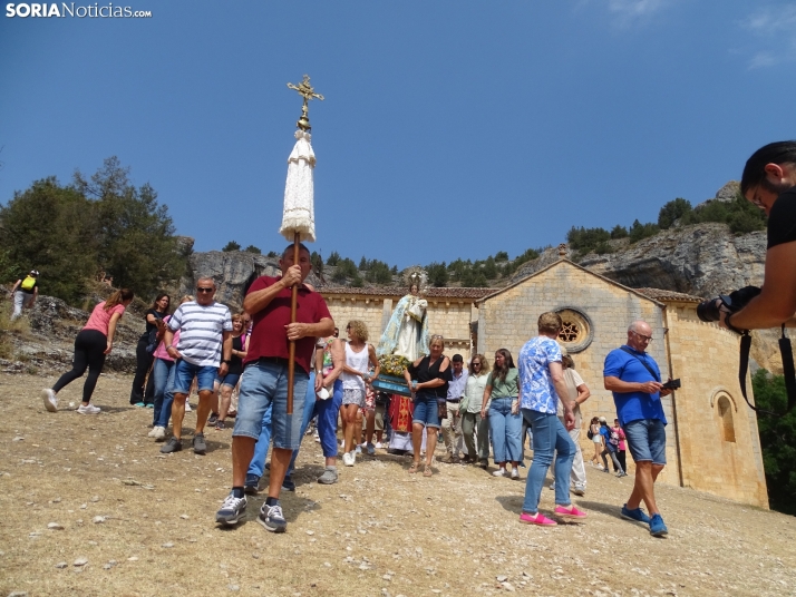 Una imagen de la romería y del entorno del paraje de San Bartolomé, en el cañón del río Lobos. /PC