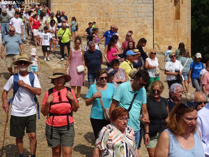 Una imagen de la romería y del entorno del paraje de San Bartolomé, en el cañón del río Lobos. /PC
