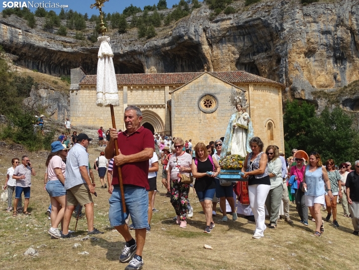 Una imagen de la romería y del entorno del paraje de San Bartolomé, en el cañón del río Lobos. /PC