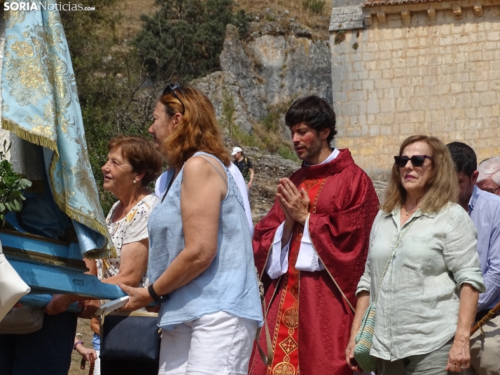 Una imagen de la romería y del entorno del paraje de San Bartolomé, en el cañón del río Lobos. /PC