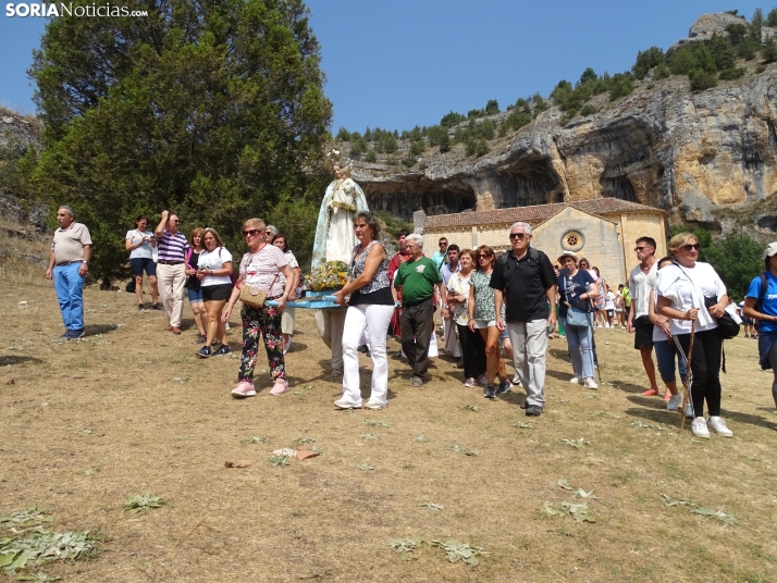 Una imagen de la romería y del entorno del paraje de San Bartolomé, en el cañón del río Lobos. /PC
