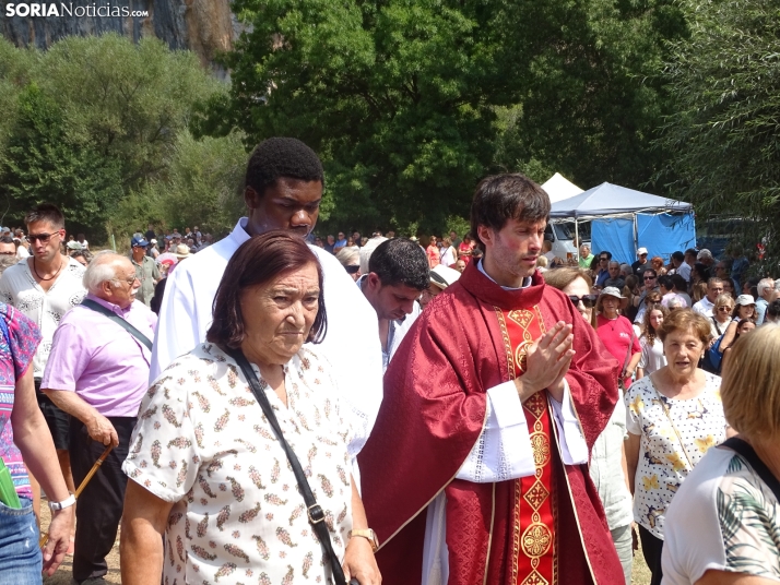 Una imagen de la romería y del entorno del paraje de San Bartolomé, en el cañón del río Lobos. /PC