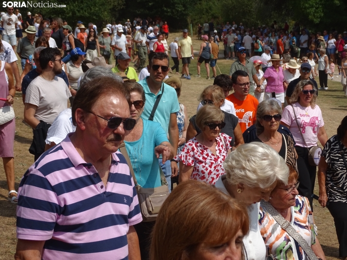 Una imagen de la romería y del entorno del paraje de San Bartolomé, en el cañón del río Lobos. /PC