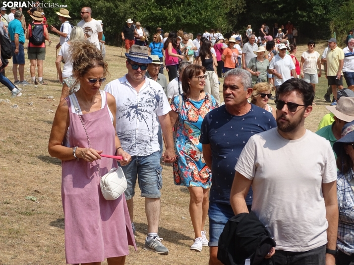 Una imagen de la romería y del entorno del paraje de San Bartolomé, en el cañón del río Lobos. /PC