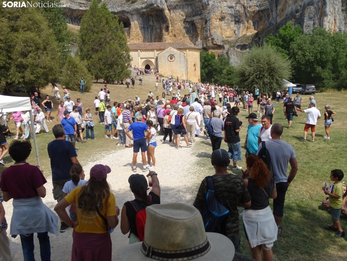 Una imagen de la romería y del entorno del paraje de San Bartolomé, en el cañón del río Lobos. /PC