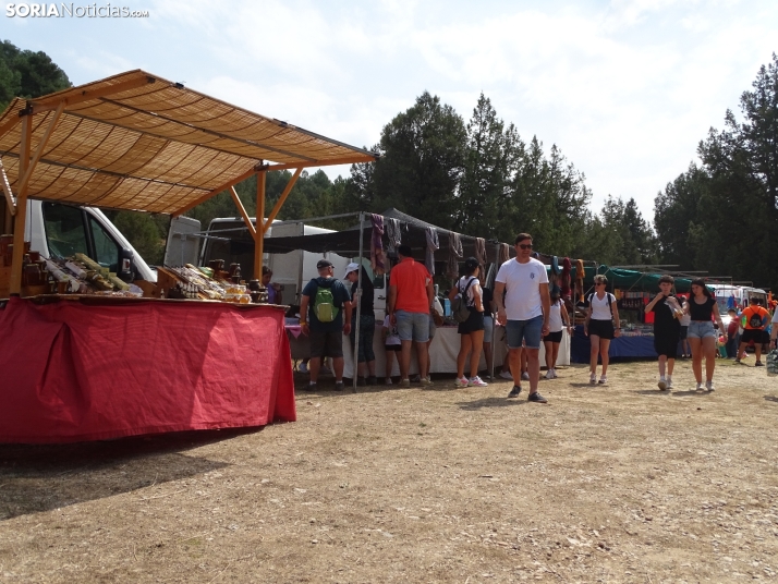 Una imagen de la romería y del entorno del paraje de San Bartolomé, en el cañón del río Lobos. /PC