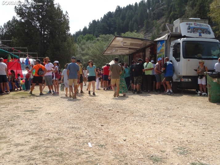 Una imagen de la romería y del entorno del paraje de San Bartolomé, en el cañón del río Lobos. /PC