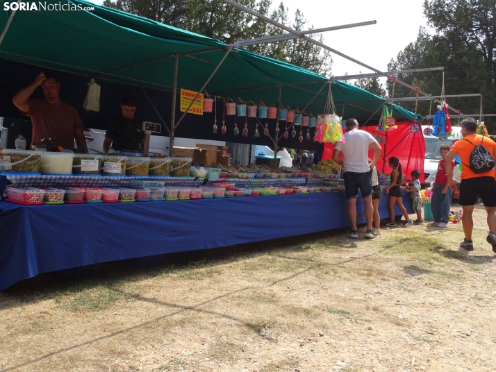 Una imagen de la romería y del entorno del paraje de San Bartolomé, en el cañón del río Lobos. /PC
