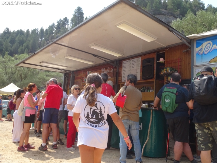 Una imagen de la romería y del entorno del paraje de San Bartolomé, en el cañón del río Lobos. /PC
