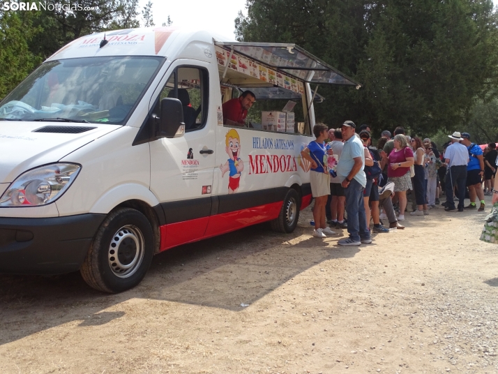 Una imagen de la romería y del entorno del paraje de San Bartolomé, en el cañón del río Lobos. /PC
