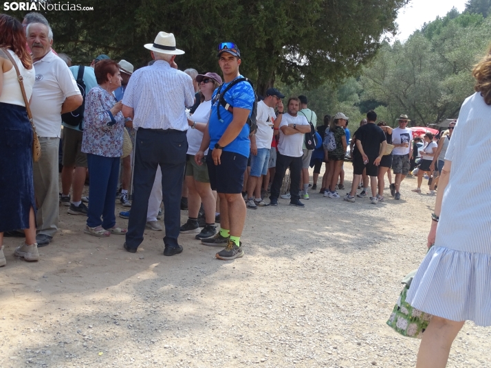Una imagen de la romería y del entorno del paraje de San Bartolomé, en el cañón del río Lobos. /PC