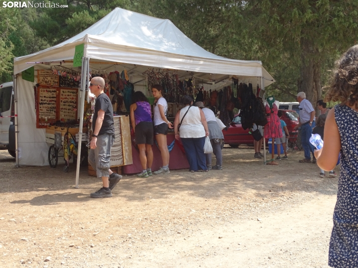 Una imagen de la romería y del entorno del paraje de San Bartolomé, en el cañón del río Lobos. /PC