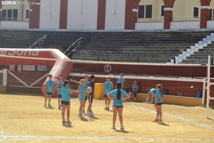 En im&aacute;genes: Las finales del V&oacute;ley Plaza empiezan con los m&aacute;s peque&ntilde;os