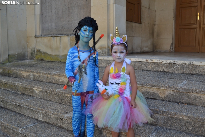 En im&aacute;genes: Tardelcuende celebra sus fiestas de la Juventud con una charanga de disfraces