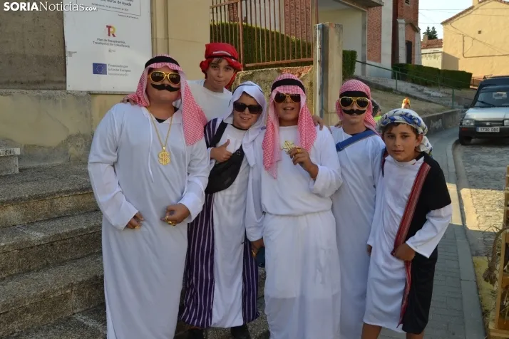 En im&aacute;genes: Tardelcuende celebra sus fiestas de la Juventud con una charanga de disfraces