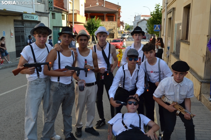 En im&aacute;genes: Tardelcuende celebra sus fiestas de la Juventud con una charanga de disfraces