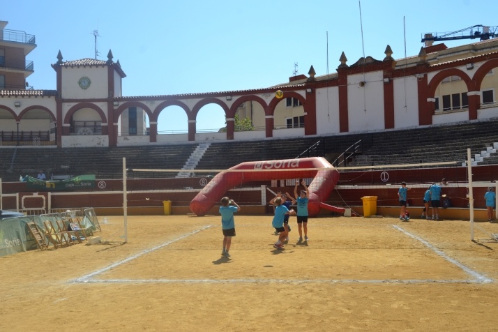 En im&aacute;genes: Las finales del V&oacute;ley Plaza empiezan con los m&aacute;s peque&ntilde;os