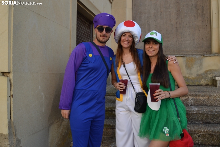 En im&aacute;genes: Tardelcuende celebra sus fiestas de la Juventud con una charanga de disfraces