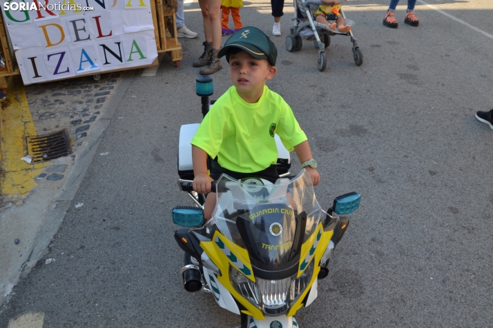 En im&aacute;genes: Tardelcuende celebra sus fiestas de la Juventud con una charanga de disfraces