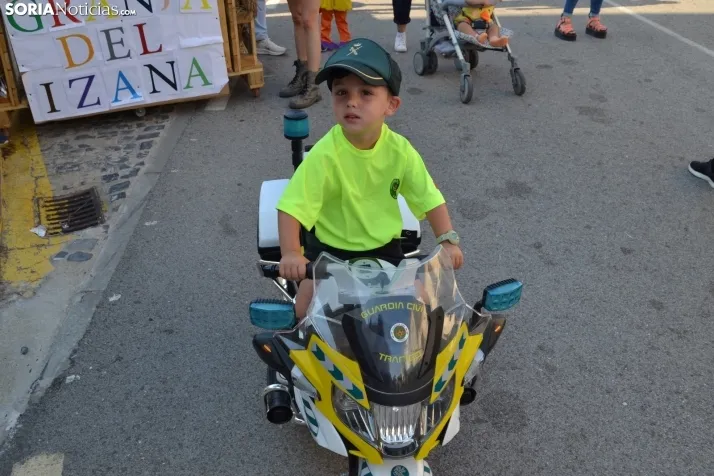 En im&aacute;genes: Tardelcuende celebra sus fiestas de la Juventud con una charanga de disfraces
