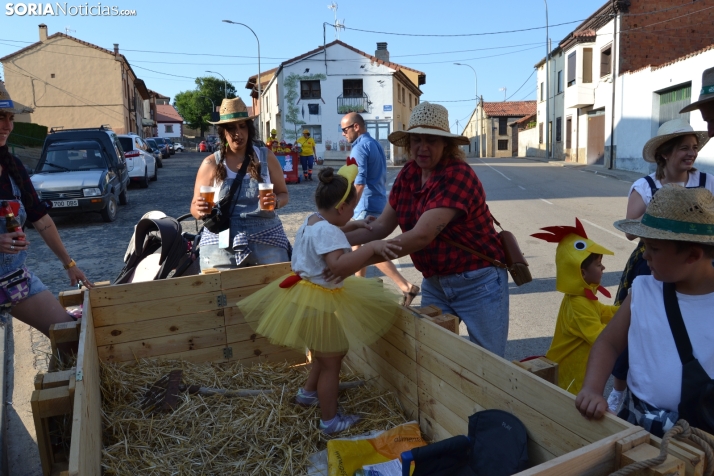 En im&aacute;genes: Tardelcuende celebra sus fiestas de la Juventud con una charanga de disfraces