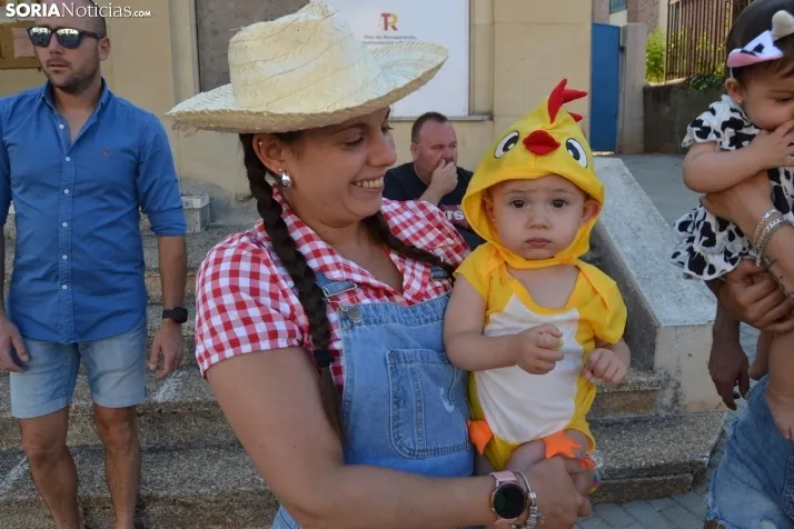 En im&aacute;genes: Tardelcuende celebra sus fiestas de la Juventud con una charanga de disfraces