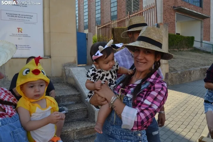 En im&aacute;genes: Tardelcuende celebra sus fiestas de la Juventud con una charanga de disfraces