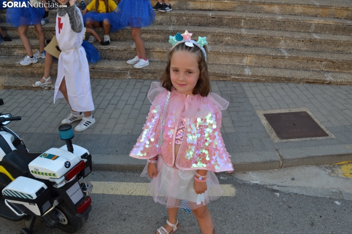 En im&aacute;genes: Tardelcuende celebra sus fiestas de la Juventud con una charanga de disfraces