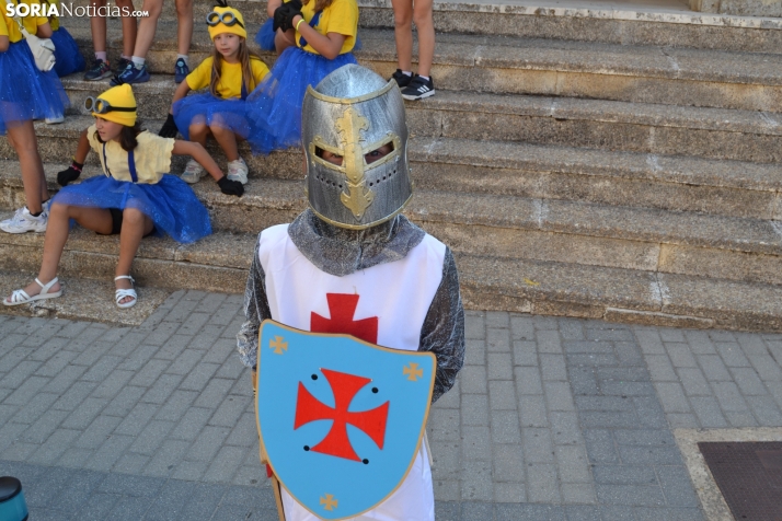 En im&aacute;genes: Tardelcuende celebra sus fiestas de la Juventud con una charanga de disfraces