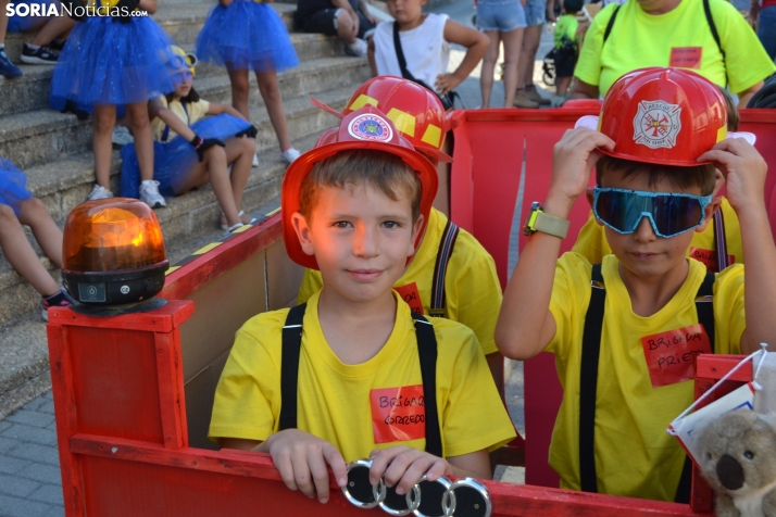 En im&aacute;genes: Tardelcuende celebra sus fiestas de la Juventud con una charanga de disfraces