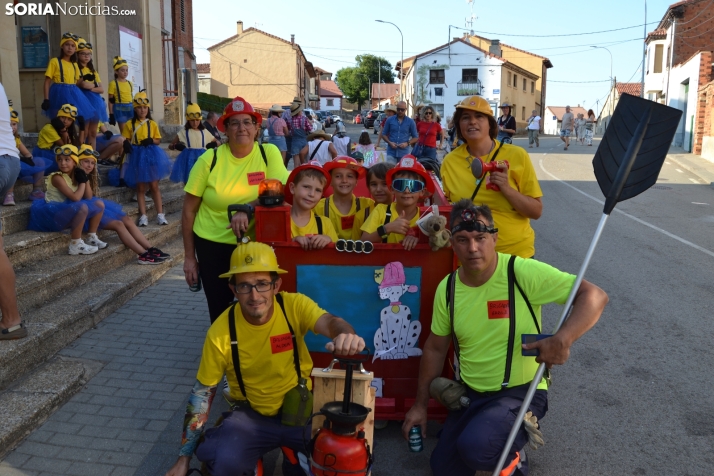 En im&aacute;genes: Tardelcuende celebra sus fiestas de la Juventud con una charanga de disfraces