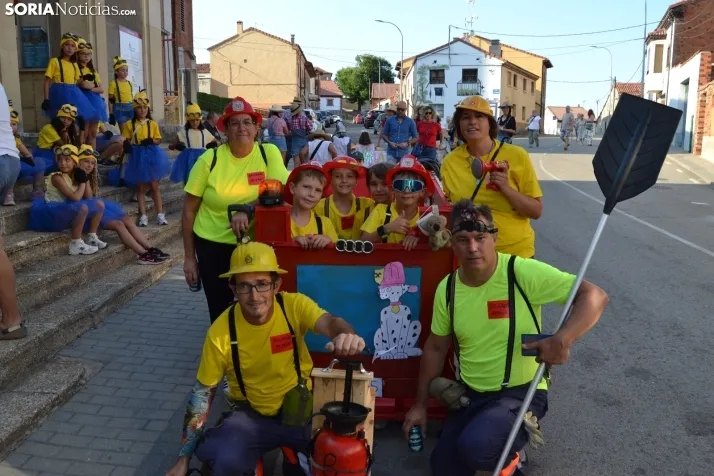 En im&aacute;genes: Tardelcuende celebra sus fiestas de la Juventud con una charanga de disfraces