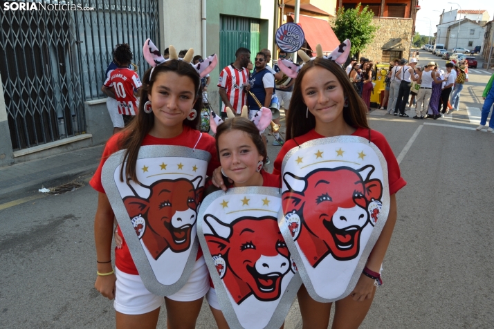 En im&aacute;genes: Tardelcuende celebra sus fiestas de la Juventud con una charanga de disfraces