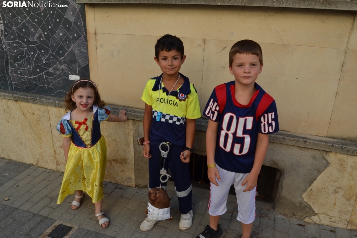 En im&aacute;genes: Tardelcuende celebra sus fiestas de la Juventud con una charanga de disfraces