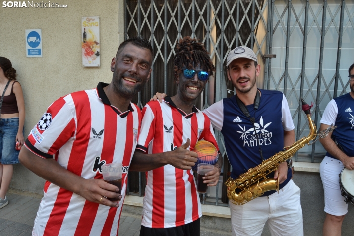 En im&aacute;genes: Tardelcuende celebra sus fiestas de la Juventud con una charanga de disfraces
