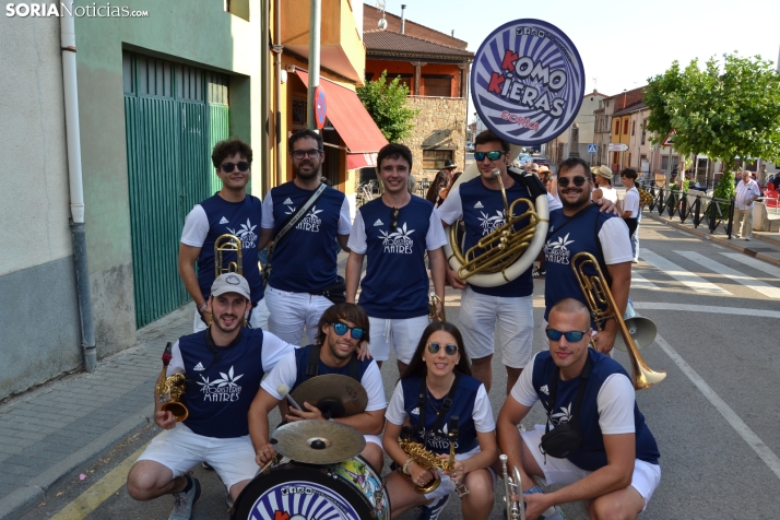 En im&aacute;genes: Tardelcuende celebra sus fiestas de la Juventud con una charanga de disfraces