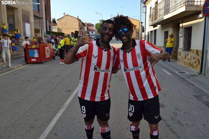 En im&aacute;genes: Tardelcuende celebra sus fiestas de la Juventud con una charanga de disfraces