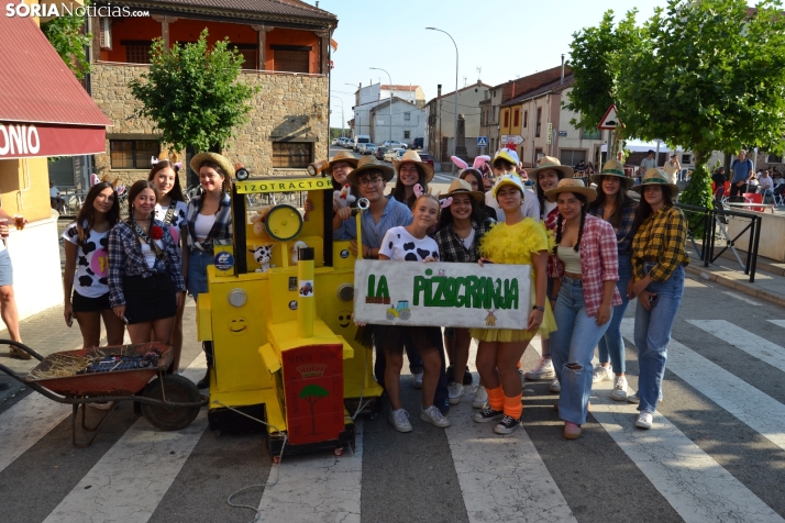 En im&aacute;genes: Tardelcuende celebra sus fiestas de la Juventud con una charanga de disfraces