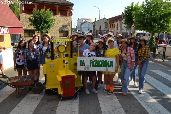 En im&aacute;genes: Tardelcuende celebra sus fiestas de la Juventud con una charanga de disfraces